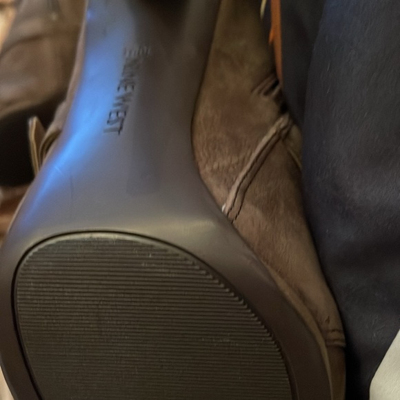 SIZE 10.5 NINE WEST SIDE BUCKLE FAUX SUEDE SHOES. TAN/LIGHT BROWN - Picture 3 of 5